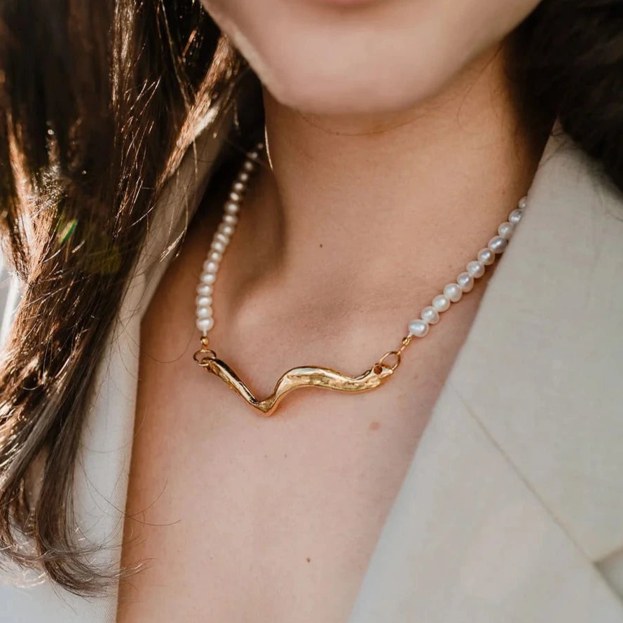 Wavy Bar Pearl Necklace