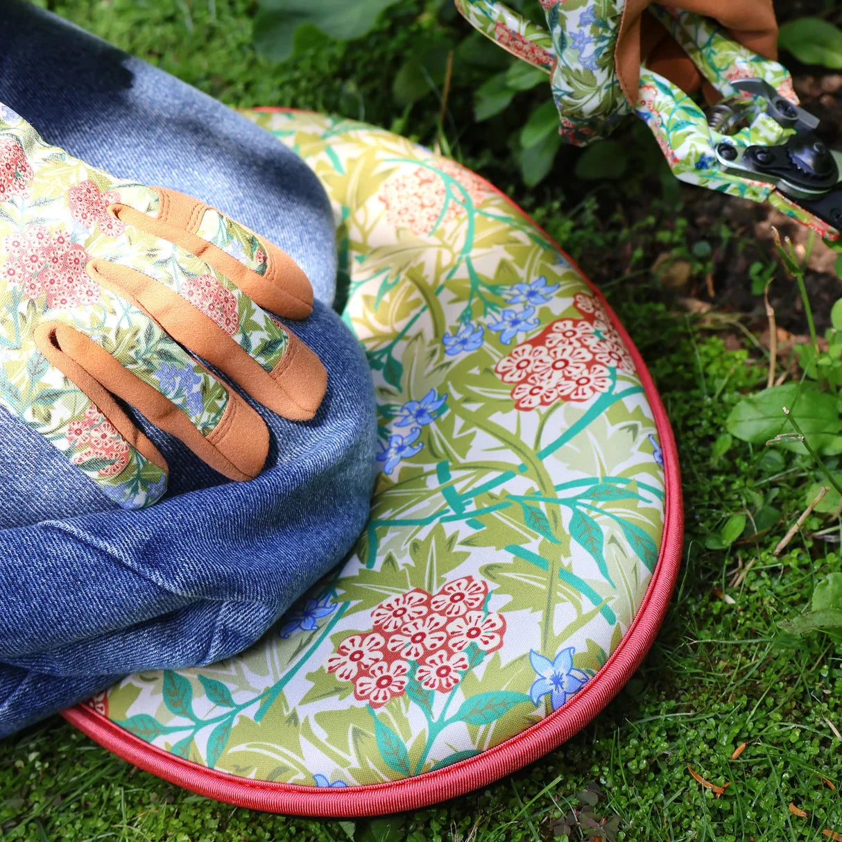 William Morris Kneeler Jasmine Hard Ware Brookfield Gardens