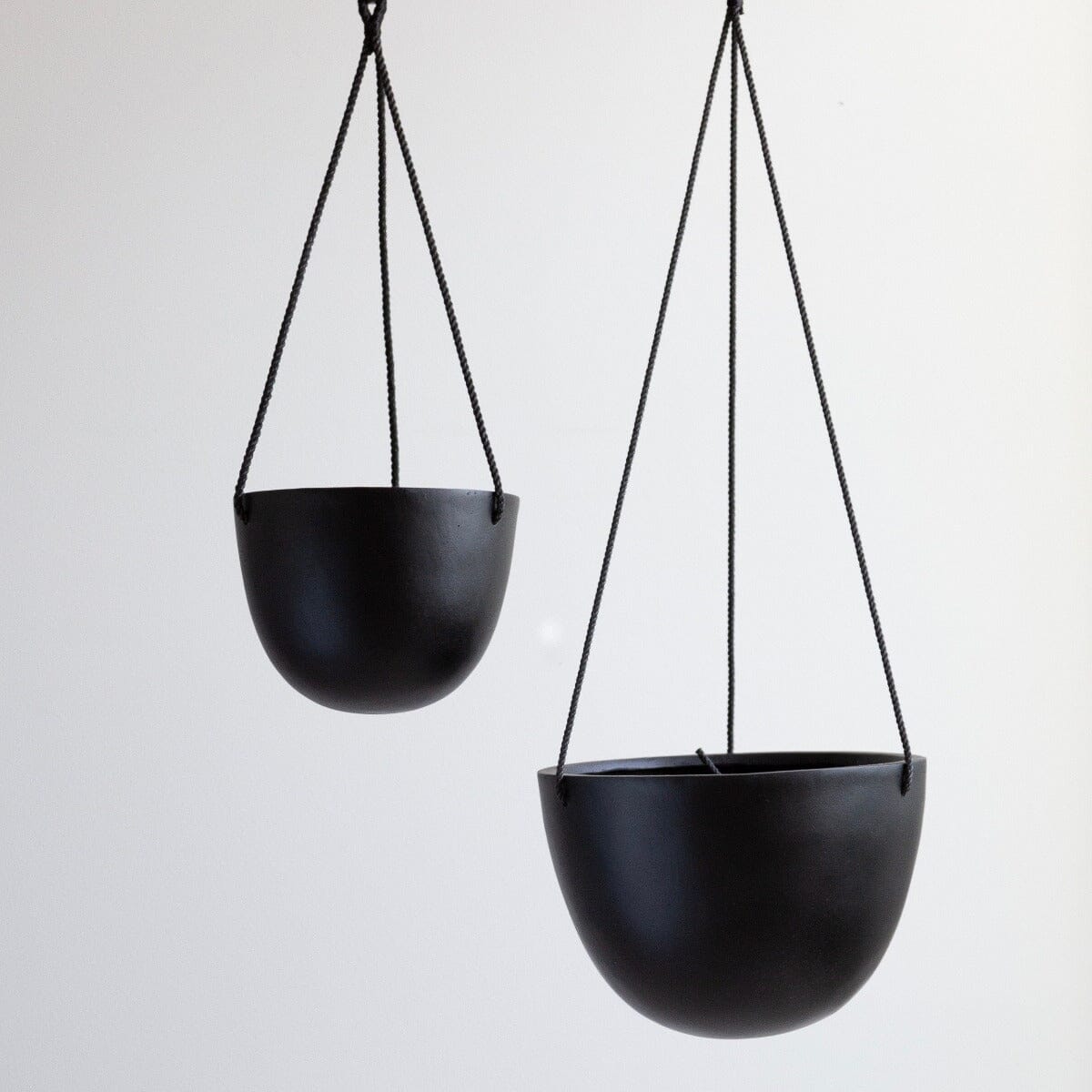 Grace Hanging Pot Black Pots - Decorator Hanging