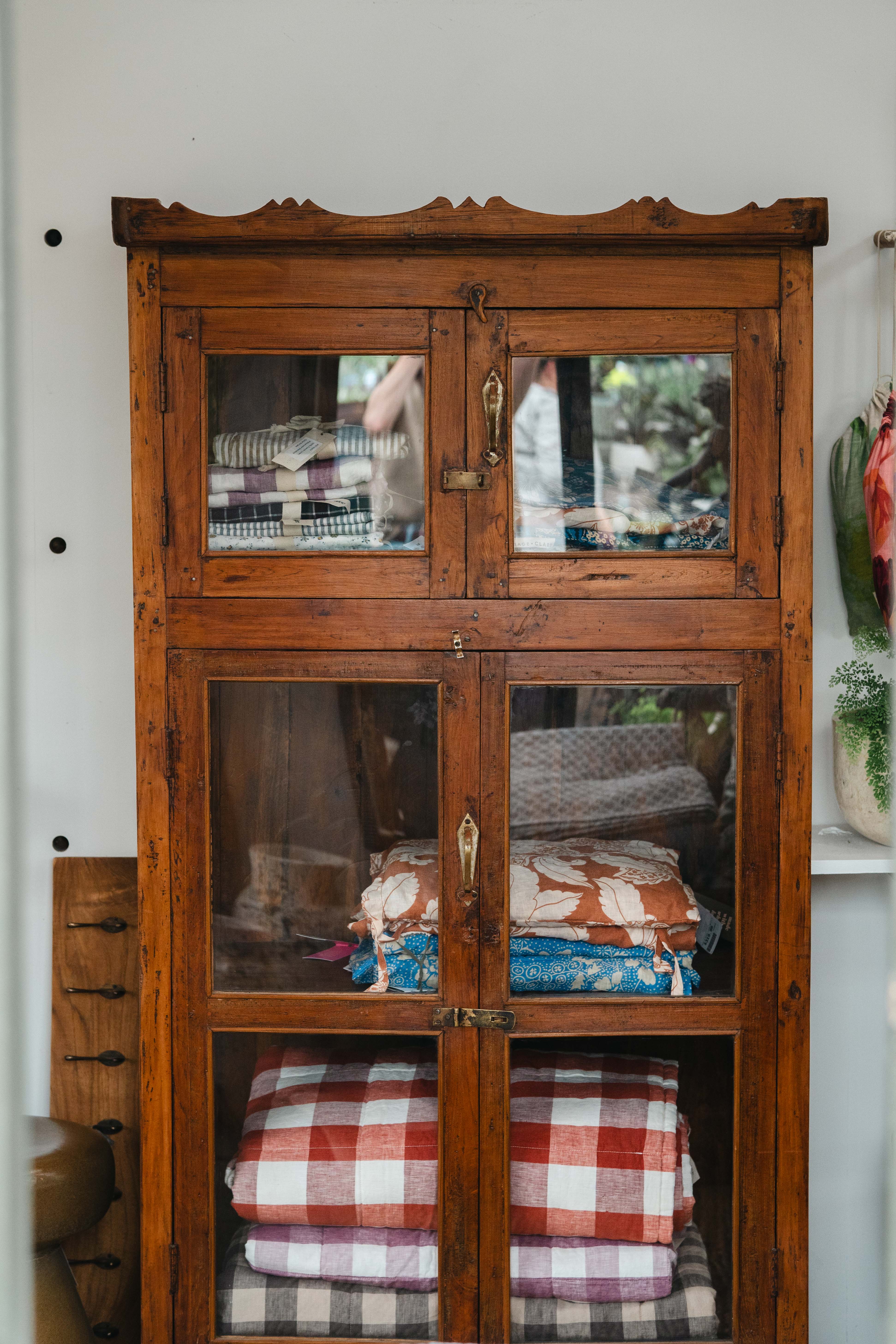 4 Door Cabinet w/ Crown Top BH - Furniture Brookfield Gardens