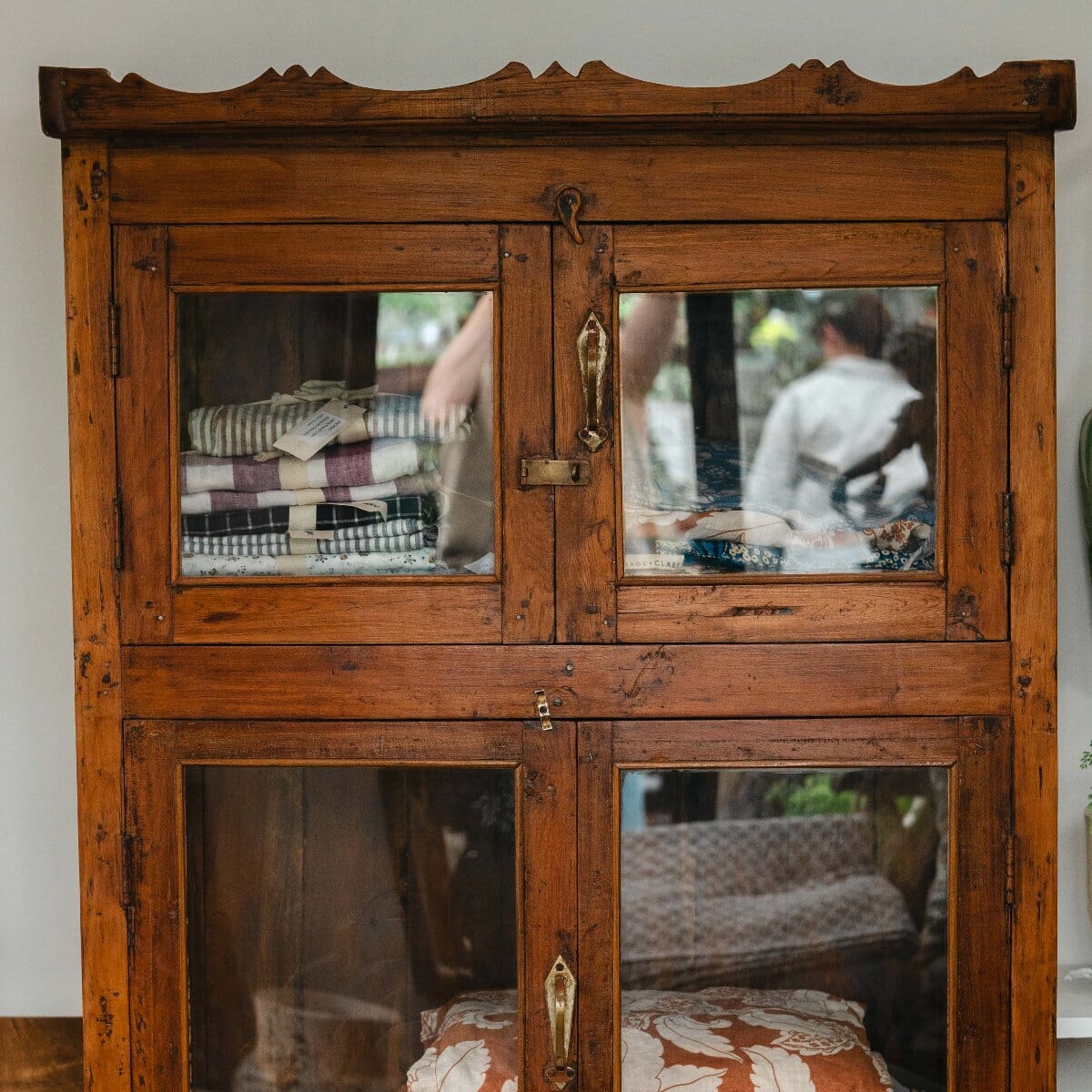 4 Door Cabinet w/ Crown Top BH - Furniture Brookfield Gardens