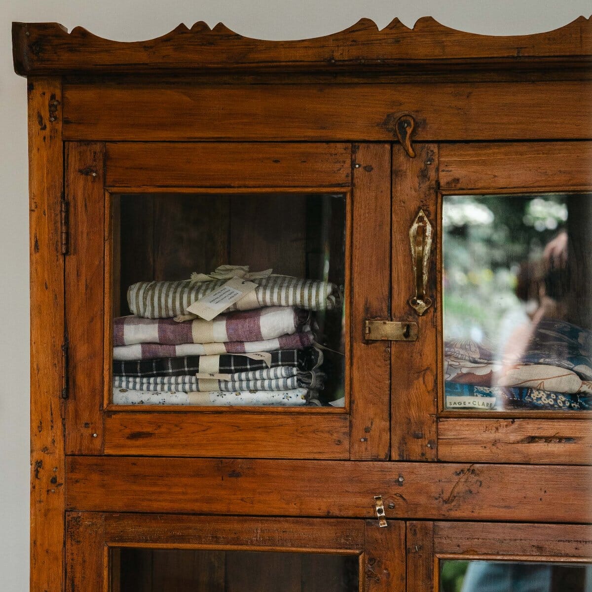 4 Door Cabinet w/ Crown Top BH - Furniture Brookfield Gardens