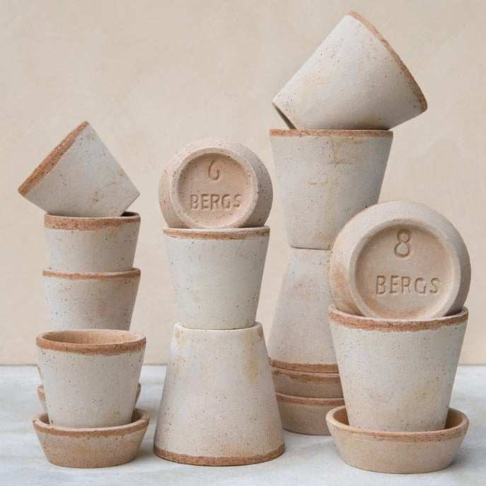 Bergs Potter Julie Rosa terracotta pot with a soft weathered pink finish, featuring a timeless minimalist design handcrafted in Italy for indoor and outdoor plants.