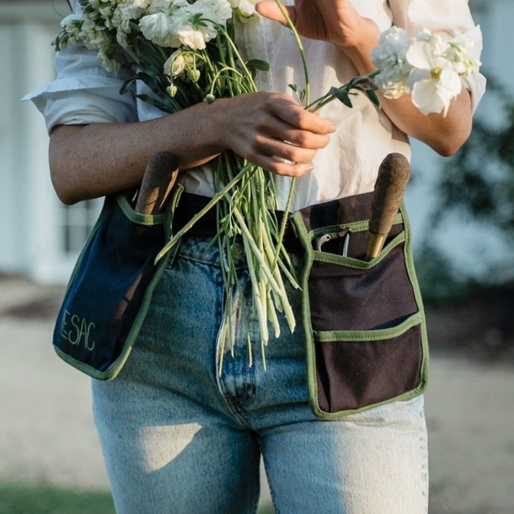 Designed for movement and made to last, Le Sac is your go-to gardening belt for days spent in the garden and beyond. Crafted from durable cotton canvas, it keeps your essentials close, from tools and gloves to your phone or notebook, so you can move freely without breaking your flow. Practical, considered, and effortlessly stylish, it’s made for those who like to have everything within reach.