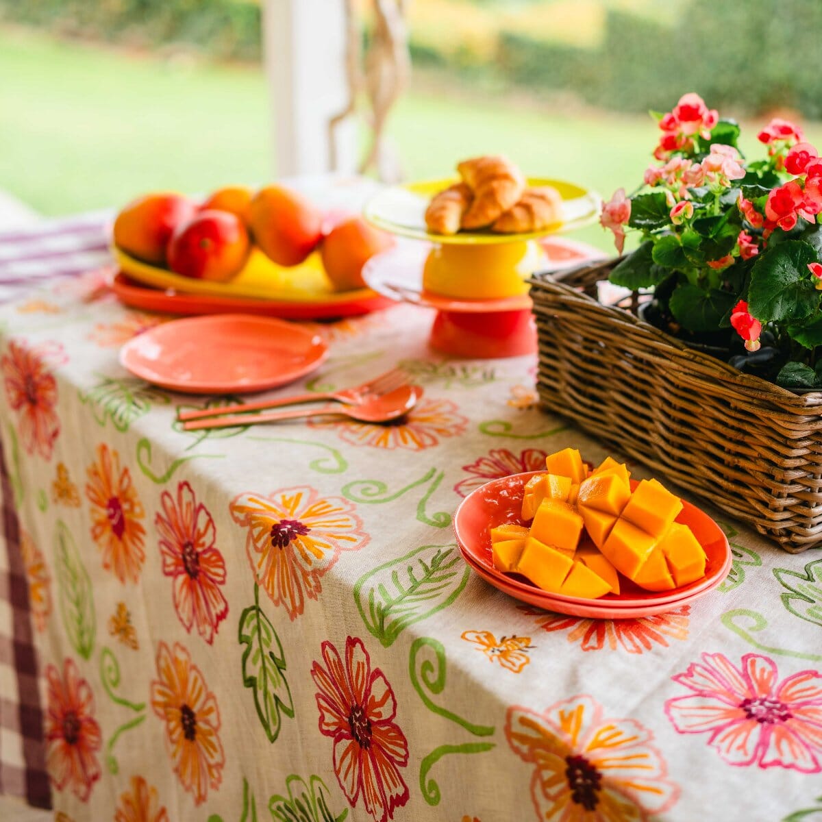 Bonnie Neil Tablecloth Tendril M PL Napery Brookfield Gardens 