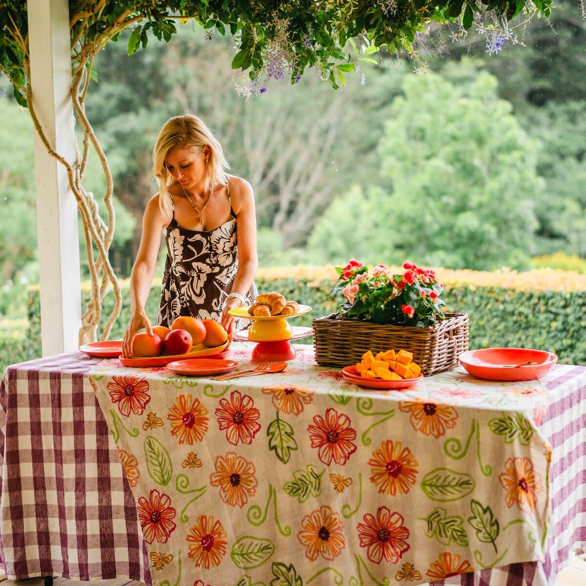 Bonnie Neil Tablecloth Tendril M PL Napery Brookfield Gardens 